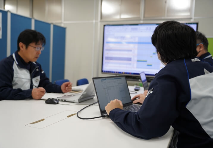 会議室での打合せ