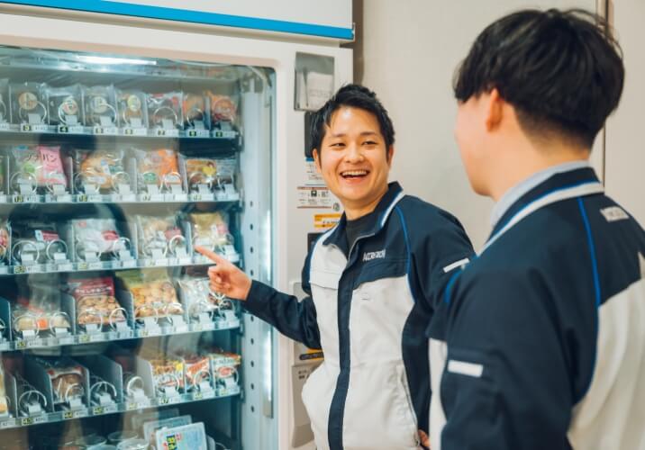 自動販売機の前で雑談している様子